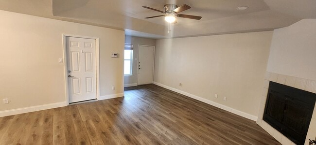 Building Photo - 2-Bed/1-Bath Townhome -Silver Creek Villas- Gated Community