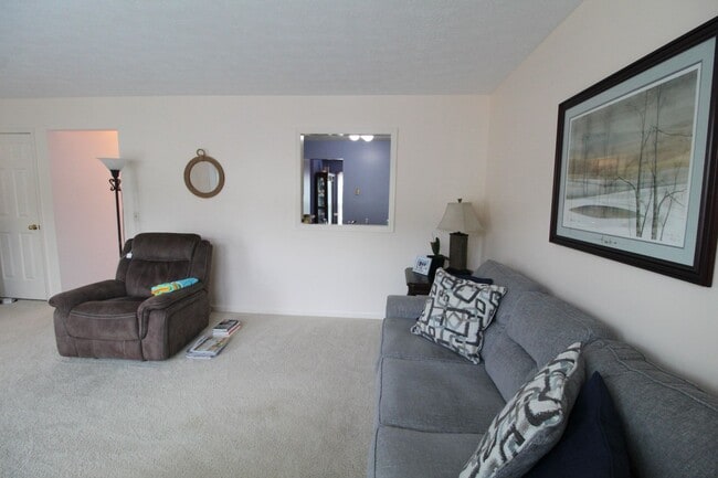 Building Photo - Charming 3-Bedroom Townhome for Rent with ...