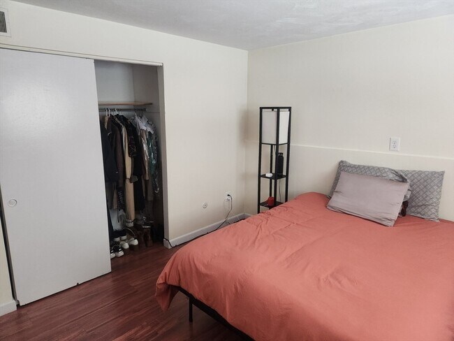 Building Photo - 176 Maple Ave