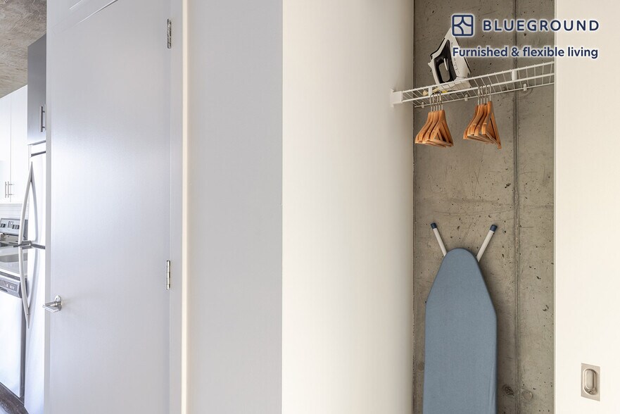 Building Photo - 215 W Lake St