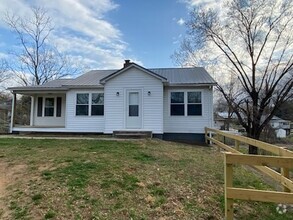 Building Photo - 2 Bedroom, 1 bath home with conditioned ba...