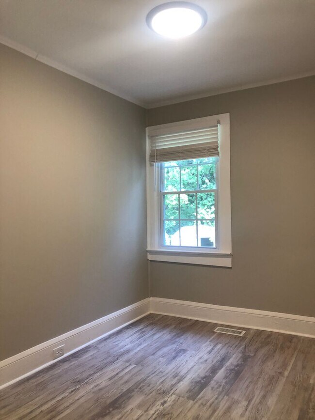 Building Photo - AVAILABLE TO SHOW!