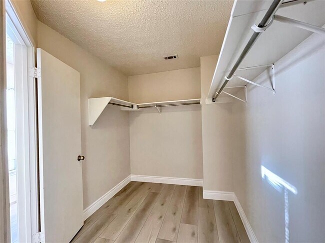 Building Photo - 2601 Byfield Dr