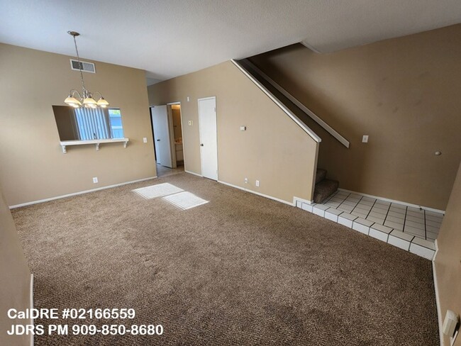 Building Photo - Price Lowered! Ontario 2 bedroom Townhouse