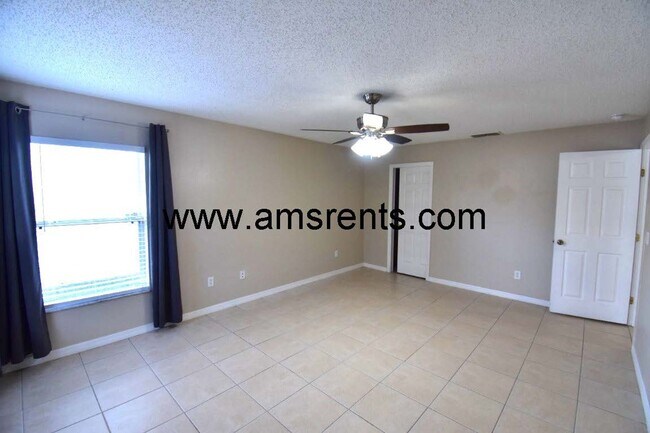 Building Photo - Spacious 3 bedroom 2 bath in Poinciana