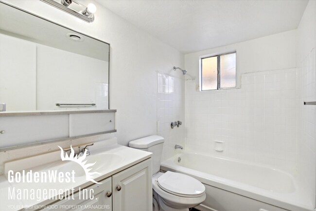 Building Photo - 1Bdm 1Ba Apartment in the Gated Deville Ap...