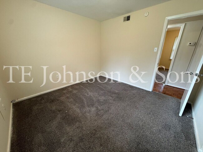 Building Photo - Charming 4 Bedroom Ranch with Fenced Yard and Hardwood Floors
