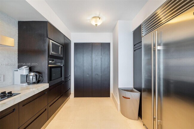 Building Photo - 1331 Brickell Bay Dr