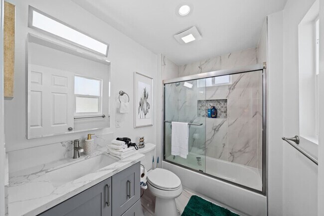 Building Photo - 10983 Parkdale Ave