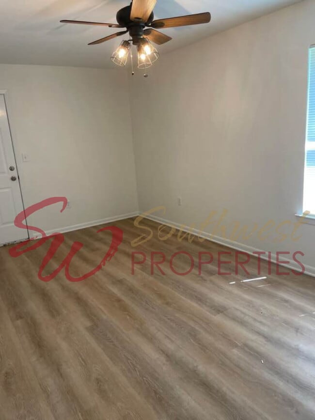 Building Photo - Charming, updated and bright home with private yard!