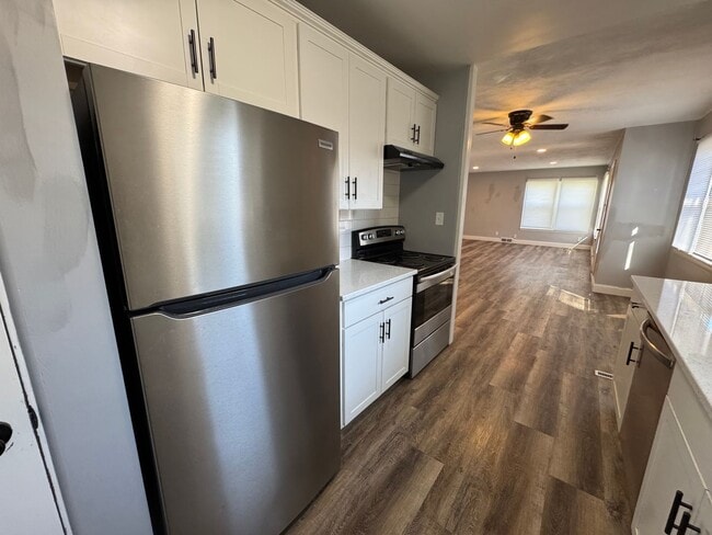 Building Photo - 3 Bedroom | 1.5 Bathroom | 3-Car Garage | ...