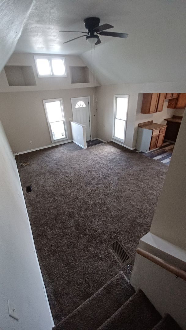 Building Photo - Spacious 4 Bedroom 2 bath house located ne...