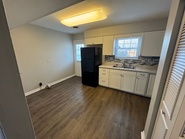 Building Photo - 301 W Adams St