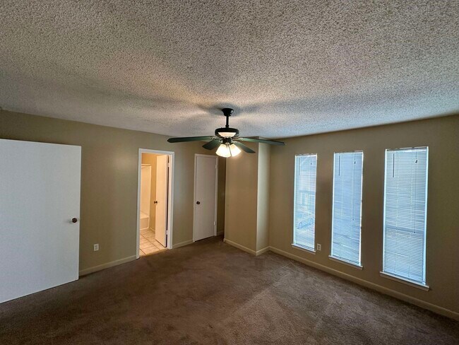 Building Photo - 2409 Talmadge Pl