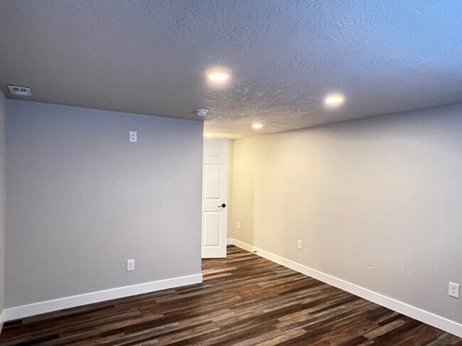 Building Photo - 3Bd/2Ba Two Story House - Available Now!