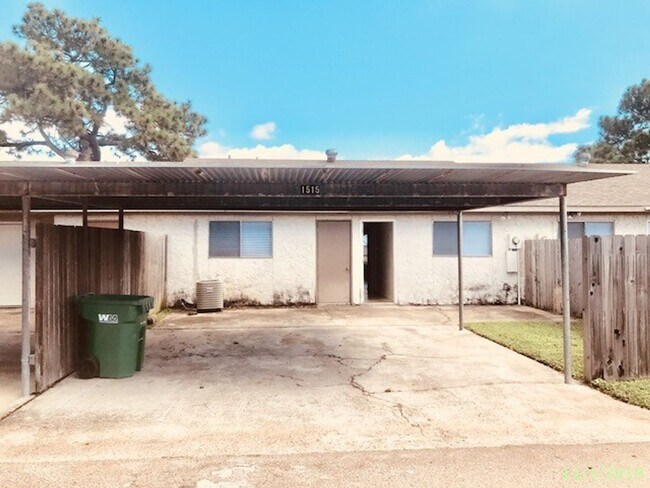 Building Photo - 2 BEDROOM 2 BATH PATIO HOME WITH 1010 SF