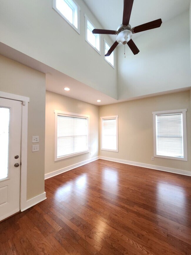 Building Photo - 3 Bedroom home with an upstair bonus room ...