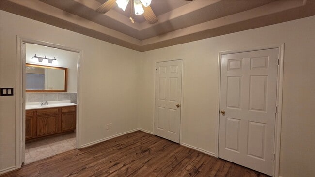Building Photo - 10635 Royal Cavins Dr