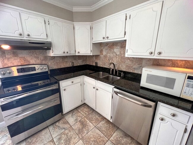 Building Photo - Charming Brick Townhome in Clemmons/Winston Salem w/ Community Pool!