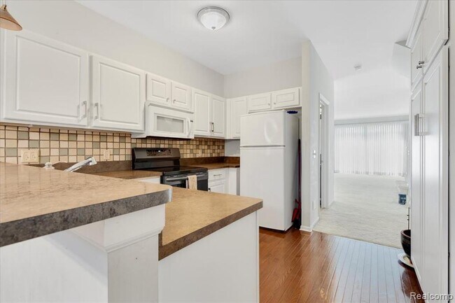 Building Photo - 1048 Lakepointe St