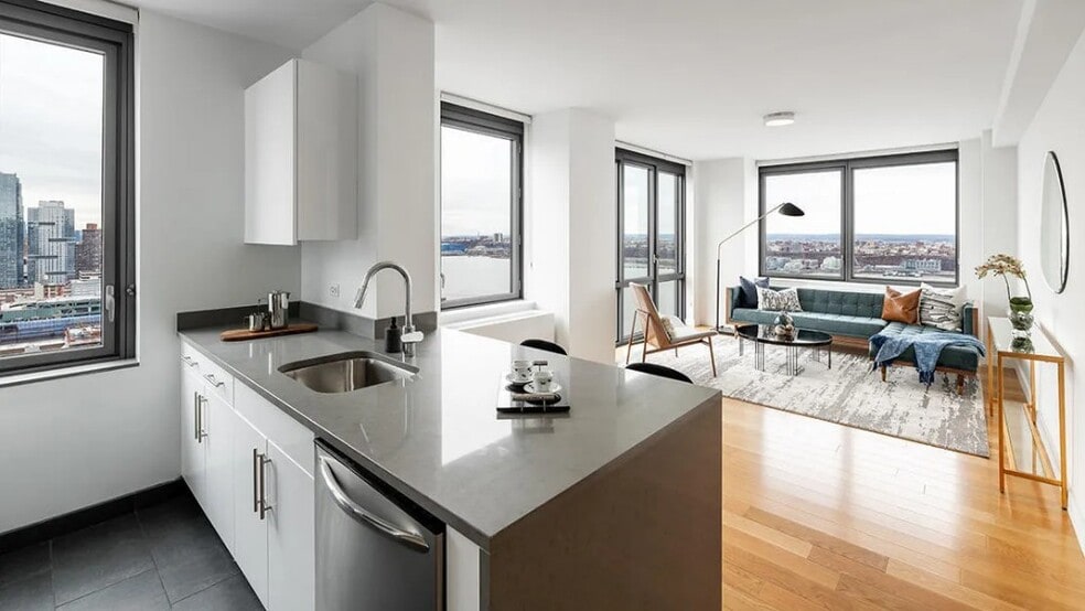 Building Photo - 606 W 57th St