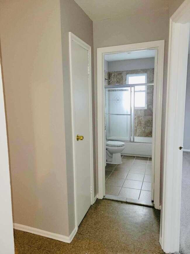 Building Photo - 58 Royal Oak Dr