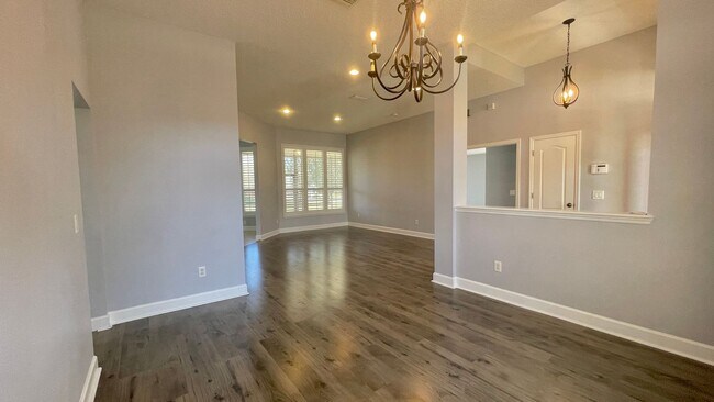 Building Photo - Beautiful Home in beautiful neighborhood