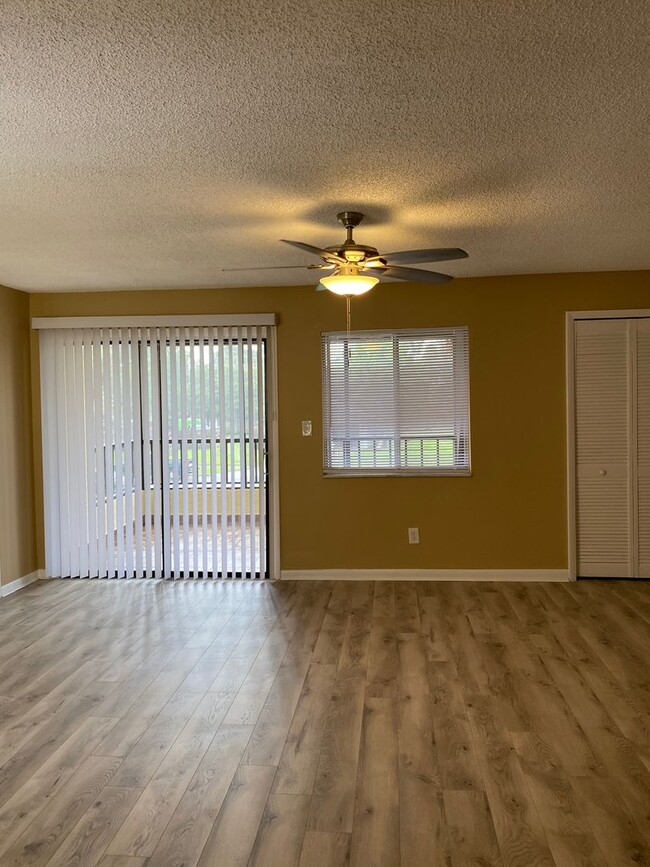 Building Photo - Three Bedroom Two Story Townhome,  Close t...