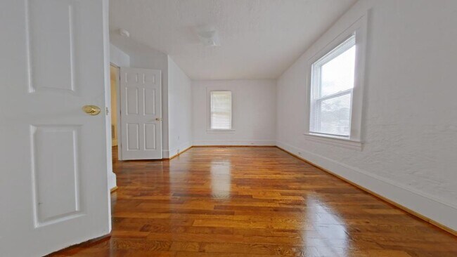 Building Photo - 927 E Dayton Ave