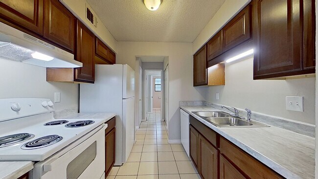Building Photo - Desirable 2 beds/1.5 bath, first floor uni...
