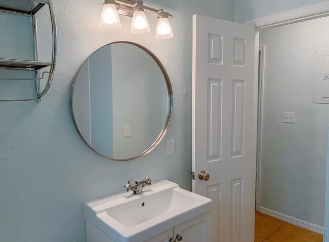 Building Photo - Hottest location, unit available near best beaches and downtown