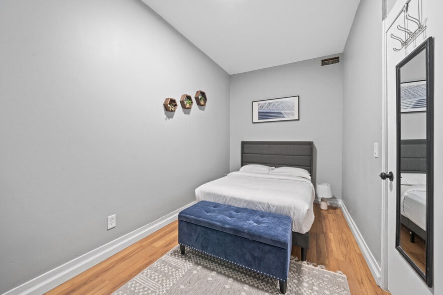 Building Photo - 20 W 48th St