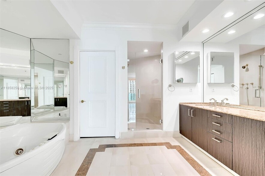 Building Photo - 300 S Pointe Dr