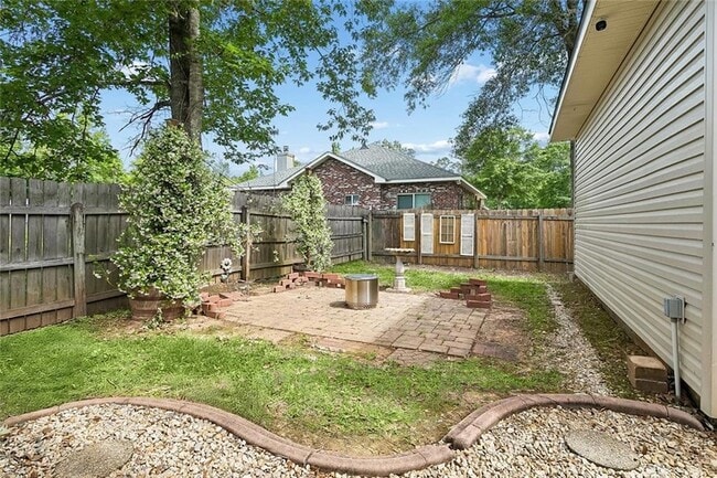 Building Photo - 1605 Labarre St