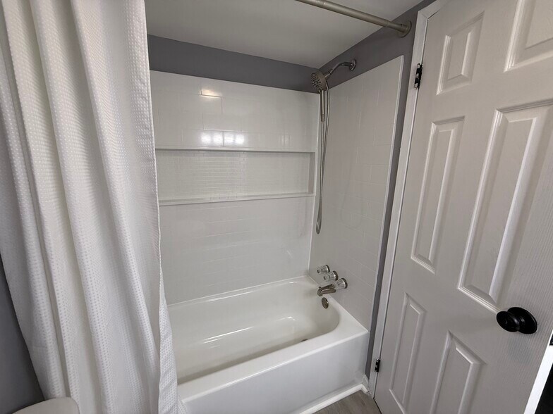 NEW NEW Tiled Bath - 280 Bridgewater Rd