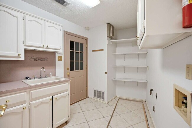 Building Photo - Top-Tier Luxury Living at 98th & Quaker | Kings Gate