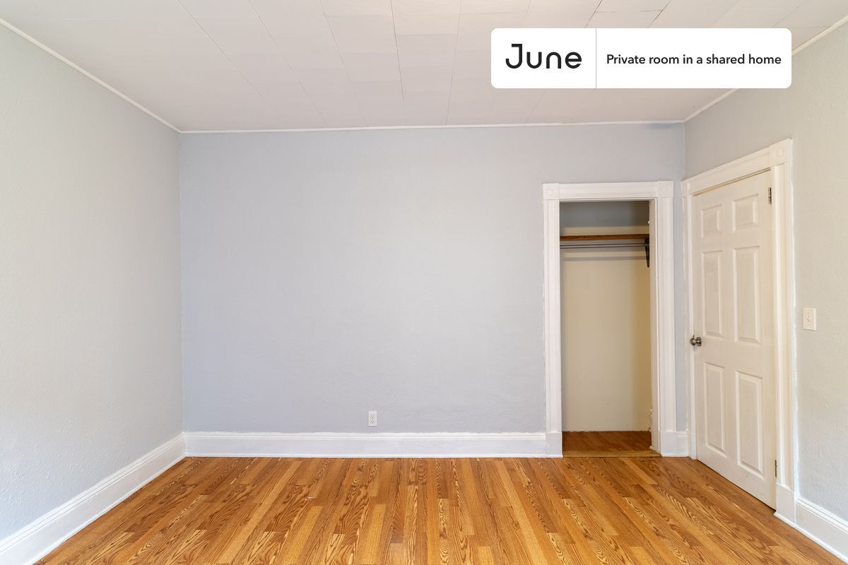 Building Photo - Private bedroom in 3 bed/1 bath Home