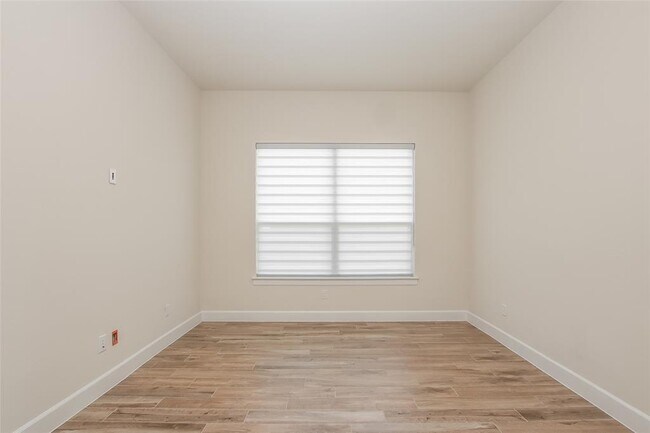 Building Photo - 607 Gunison Dr