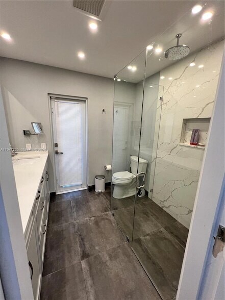 Building Photo - 5510 Bayview Dr