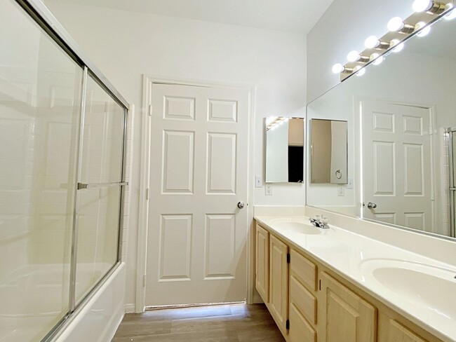 Building Photo - 1 BEDROOM CONDO IN HENDERSON GATED COMMUNITY