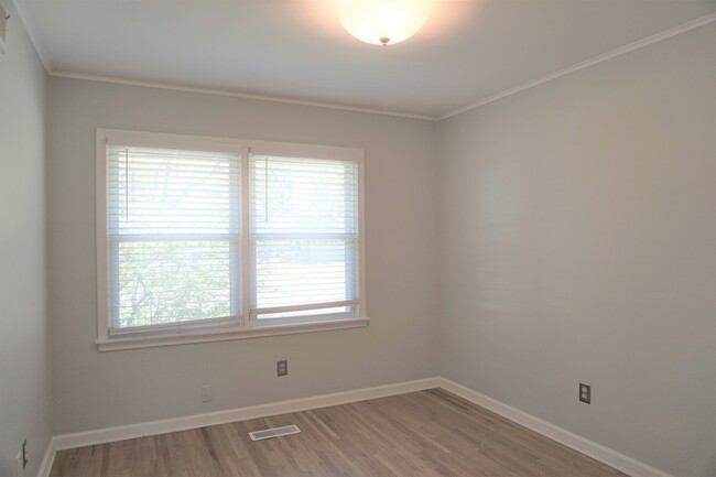 Building Photo - 3 Bed 2 Baths In Midtown Charmer With Cove...