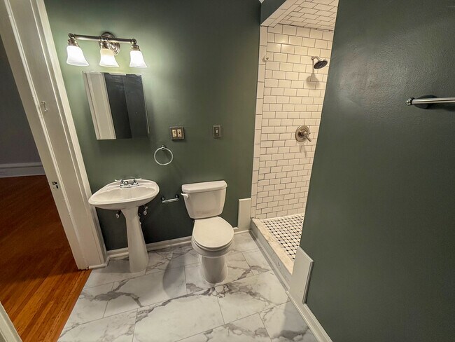 Building Photo - 120 College St