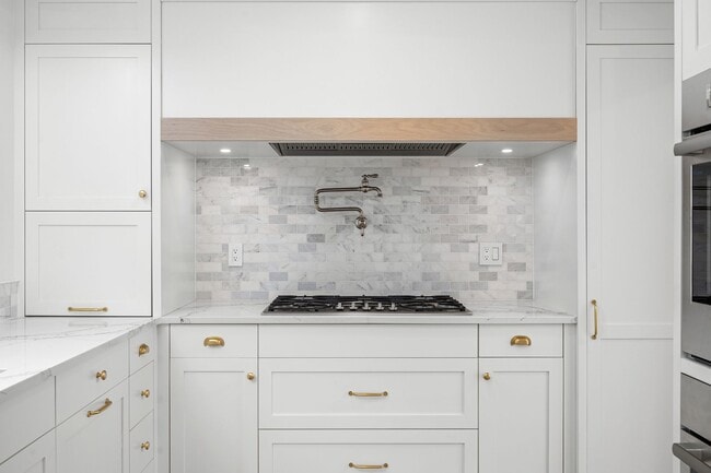 Building Photo - Spacious 3 Bed, 3 Bath