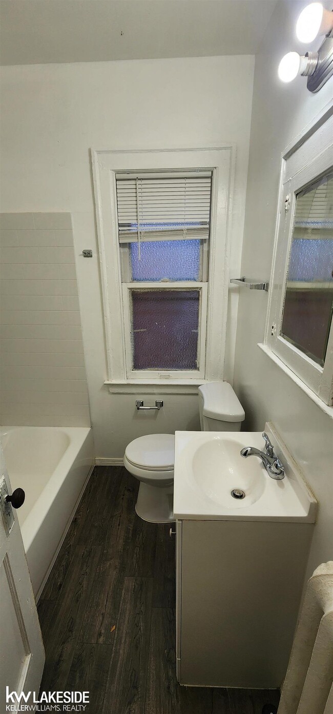 Building Photo - 914 Beaconsfield Ave