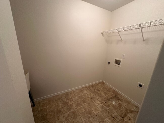 Building Photo - Spacious 2 bed/2.5 bath with bonus room townhome off Road 68