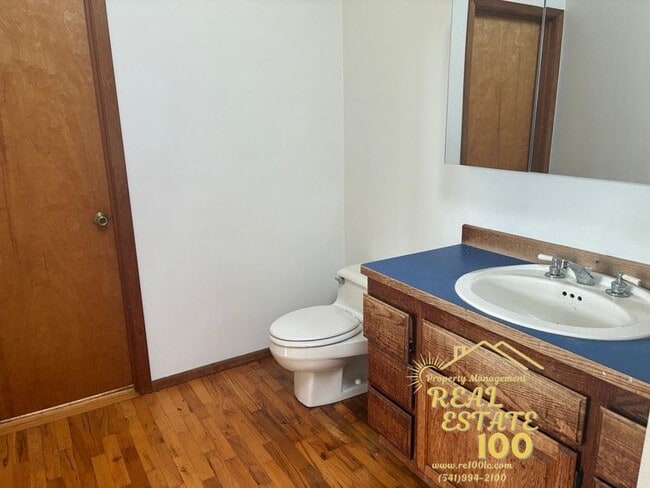 Building Photo - 928 SW Bay View Ln