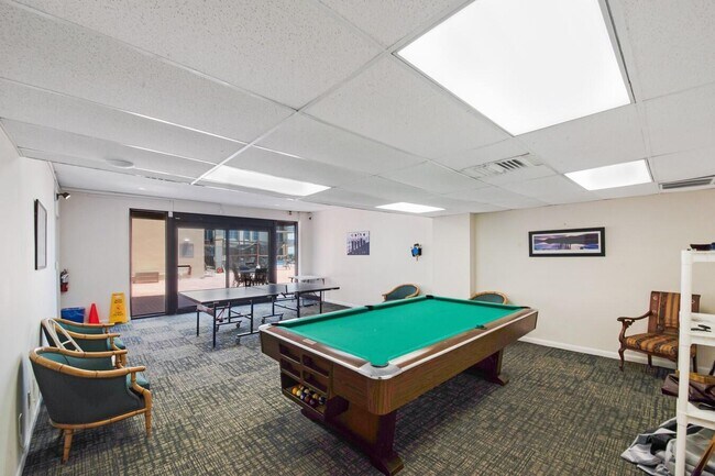 Building Photo - 1147 Hillsboro Mile