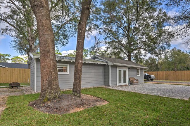 Building Photo - 224 E Kelly Park Rd