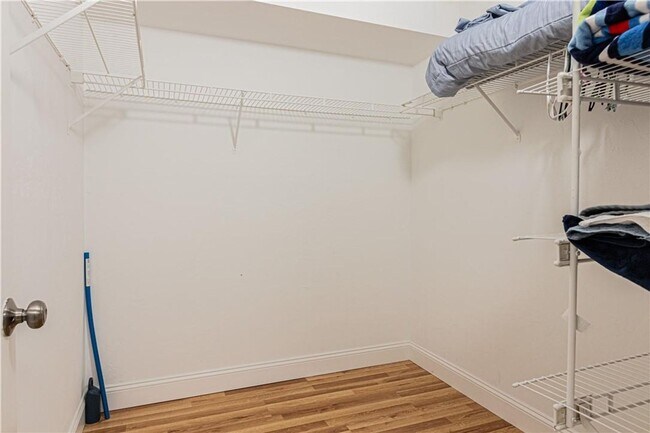 Building Photo - Bright & Spacious First-Floor Condo in Win...
