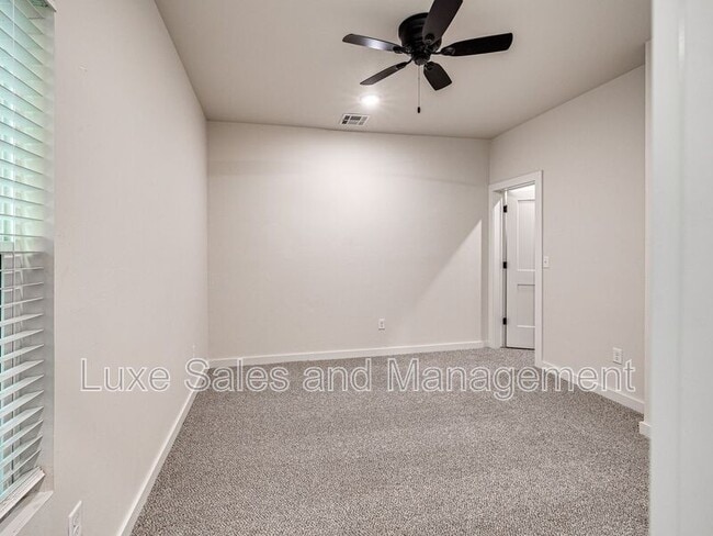 Building Photo - 614 W 2nd St